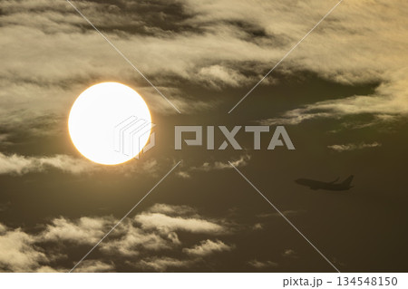 夕暮れの仙台空港　夕日と離陸中の飛行機　宮城県名取市 134548150