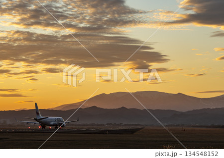 夕暮れの仙台空港　離陸中の飛行機　宮城県名取市 134548152