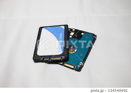 パソコンのSSDとHDD 134548492