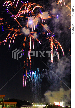 秋の夜長に綺麗に映える打ち上げ花火 秋の夜長に綺麗に映える打ち上げ花火 134548572