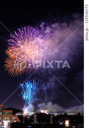 秋の夜長に綺麗に映える打ち上げ花火 134548573