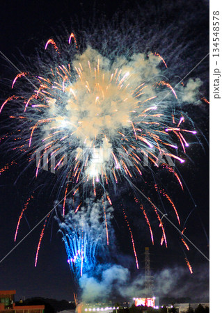 秋の夜長に綺麗に映える打ち上げ花火 秋の夜長に綺麗に映える打ち上げ花火 134548578
