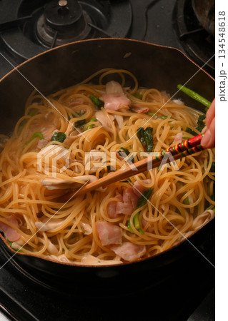 調理中の和風パスタ 調理中の和風パスタ 134548618