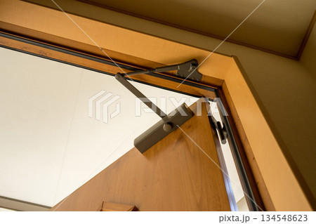 玄関扉のドアクローザー 134548623