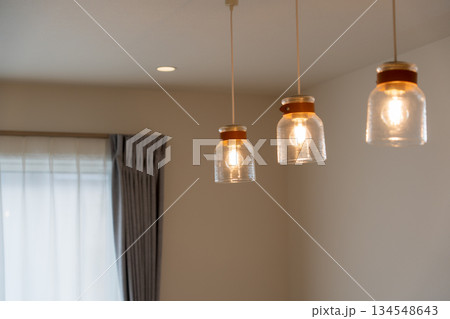 ペンダントライトのあるリビング 134548643
