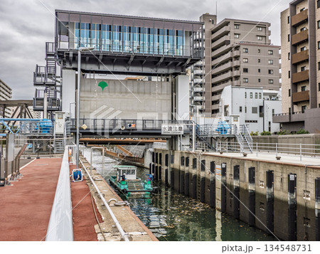 水位差を調整して船の通過を可能にする閘門「扇橋閘門」（東京都江東区） 134548731