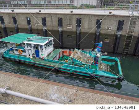 小名木川に設置された「扇橋閘門」を通過する作業船 小名木川に設置された「扇橋閘門」を通過する作業船 134548991