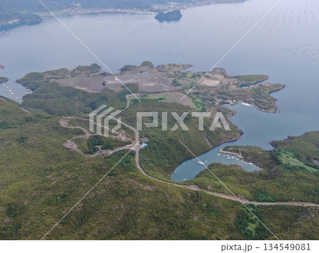 桜島の中腹から有村崎の海岸線の空撮 134549081