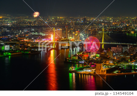南港から見た花火大会の日の大阪の夜景 134549104