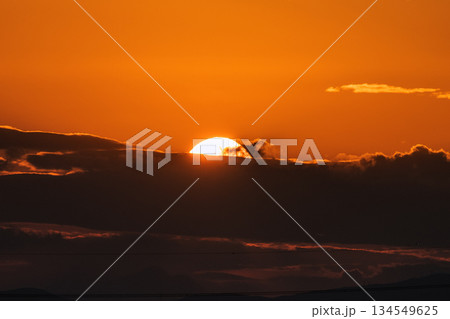 日本の横浜都市景観日本経済の憂鬱…雲間に沈む夕日。オレンジ色に染まる空…明日はどんなものになるのか… 134549625