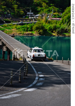 名越屋沈下橋を走るタクシー 134549842
