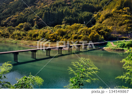 名越屋沈下橋を走る軽自動車 名越屋沈下橋を走る軽自動車 134549867