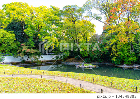 京都御苑、閑院宮亭跡の庭園 134549885