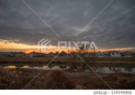 日本の岡山県岡山市のとても美しい冬の夕景 134549906