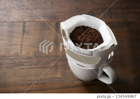 カップ用ドリップバッグでホットコーヒーを淹れる 134549967