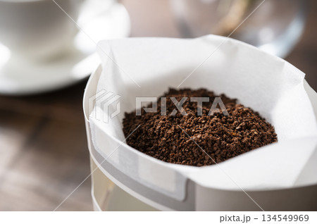 カップ用ドリップバッグでホットコーヒーを淹れる 134549969