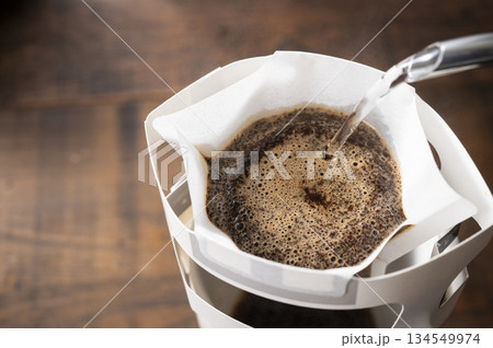カップ用ドリップバッグでホットコーヒーを淹れる 134549974