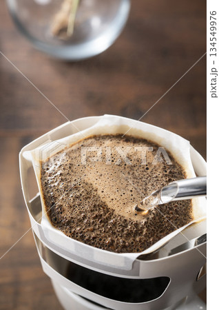 カップ用ドリップバッグでホットコーヒーを淹れる 134549976