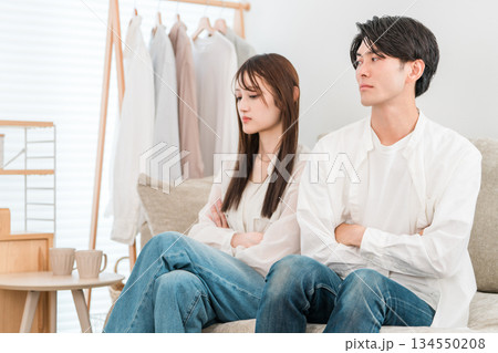 喧嘩をする男女(夫婦喧嘩,喧嘩,怒る,口論,イライラ,不満,ストレス) 喧嘩をする男女(夫婦喧嘩,喧嘩,怒る,口論,イライラ,不満,ストレス) 134550208