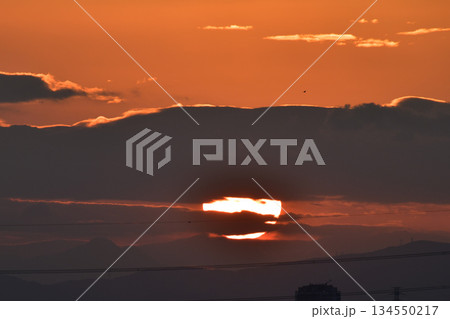 日本の横浜都市景観日本経済の憂鬱…雲間に沈む夕日。オレンジ色に染まる空…明日はどんなものになるのか… 134550217
