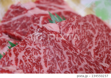 霜降り肉　牛肉　サシ　スーパーマーケット　精肉店　ステーキ　ハレの日　お祝い　焼肉　ひとり焼肉 134550237