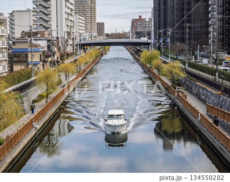 小名木川を巡行するプレジャーボートの風景（東京都江東区） 134550282