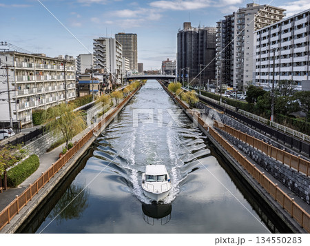 小名木川を巡行するプレジャーボートの風景（東京都江東区） 134550283