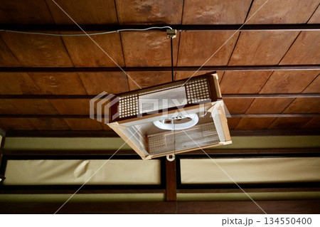 古い蛍光灯 134550400