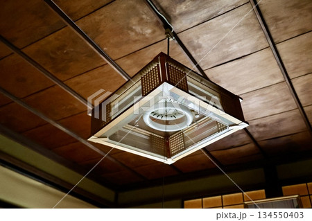 古い蛍光灯 134550403