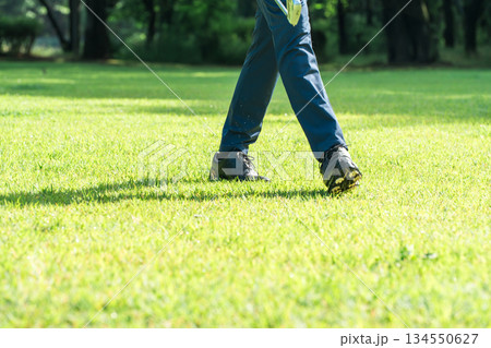 ゴルフシューズを履いたゴルファーの足元 134550627