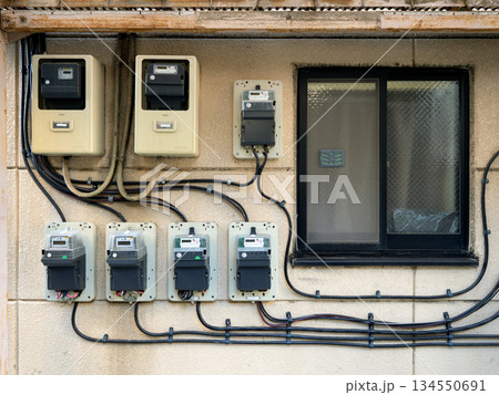 古いアパートの電気メーター 古いアパートの電気メーター 134550691