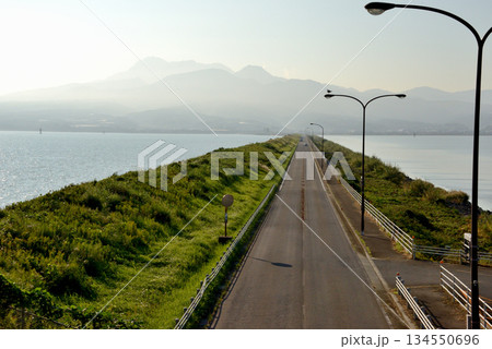 諫早湾干拓堤防道路から見る雲仙 134550696