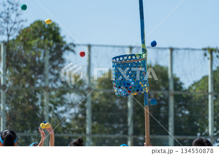 運動会の玉入れ 134550878