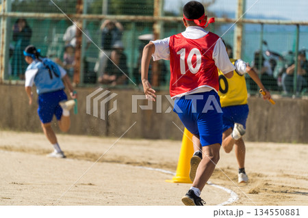 運動会のリレー対決 134550881