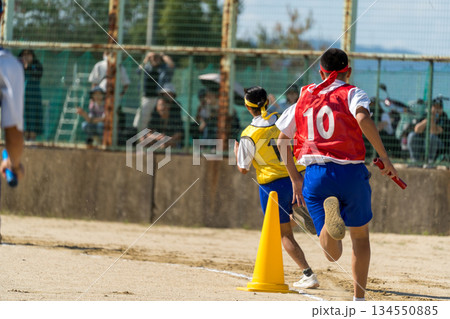 運動会のリレー対決 134550885