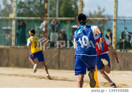 運動会のリレー対決 134550886