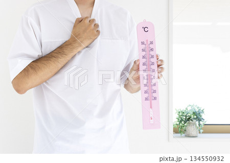 大きな温度計を持つ男性(日本人、顔無し、30代)_夏 大きな温度計を持つ男性(日本人、顔無し、30代)_夏 134550932