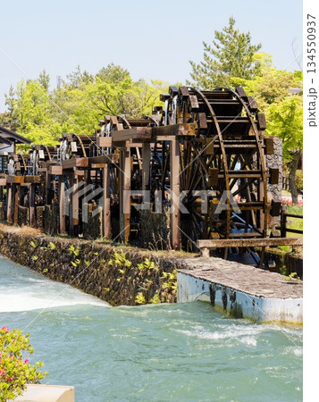 水の力を活かす、里山に息づく水車の風景 水の力を活かす、里山に息づく水車の風景 134550937