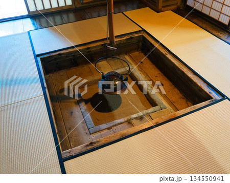 囲炉裏のある暮らし、和の温もりと静寂 134550941