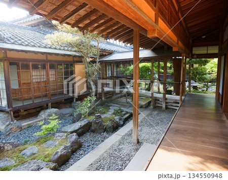 縁側から望む、静寂に包まれた和の庭園 134550948