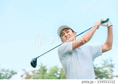 ゴルフ場でゴルフをするゴルファーの男性(笑顔・ティーショット・ゴルフコンペ) 134551112