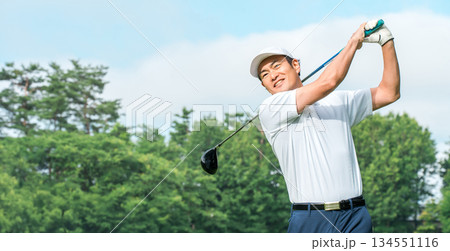 ゴルフ場でゴルフをするゴルファーの男性(笑顔・ティーショット・ゴルフコンペ) ゴルフ場でゴルフをするゴルファーの男性(笑顔・ティーショット・ゴルフコンペ) 134551116