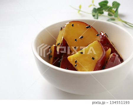 大学芋　白背景 134551193