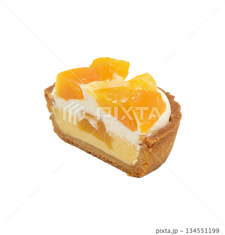 爽やかな甘酸っぱさが魅力的なオレンジタルトの一切れ 134551199