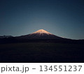 富士山と夜空 134551237