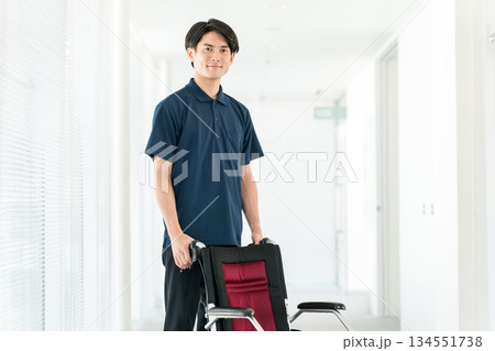 介護施設・デイサービスで働くケアマネージャー・作業療法士の介護職員 介護施設・デイサービスで働くケアマネージャー・作業療法士の介護職員 134551738