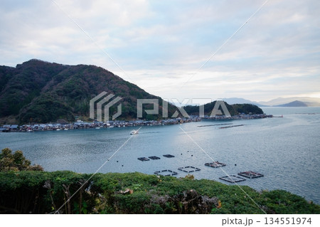 高台から見た伊根湾 134551974