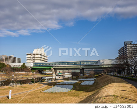 旧中川を横断して設置されている都営地下鉄「東大島駅」の全景 134552003