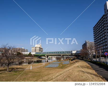 旧中川を横断して設置されている都営地下鉄「東大島駅」の全景 旧中川を横断して設置されている都営地下鉄「東大島駅」の全景 134552004