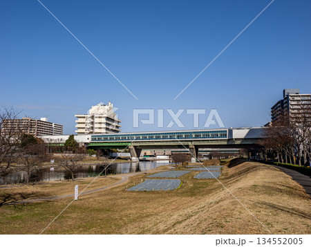 旧中川を横断して設置されている都営地下鉄「東大島駅」の全景 旧中川を横断して設置されている都営地下鉄「東大島駅」の全景 134552005
